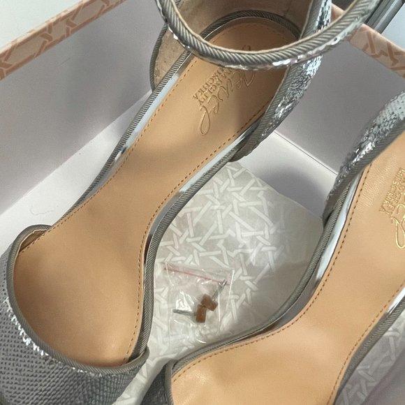 Gorgeous Silver Sequin Pumps Badgley Mischka - Picture 5 of 7